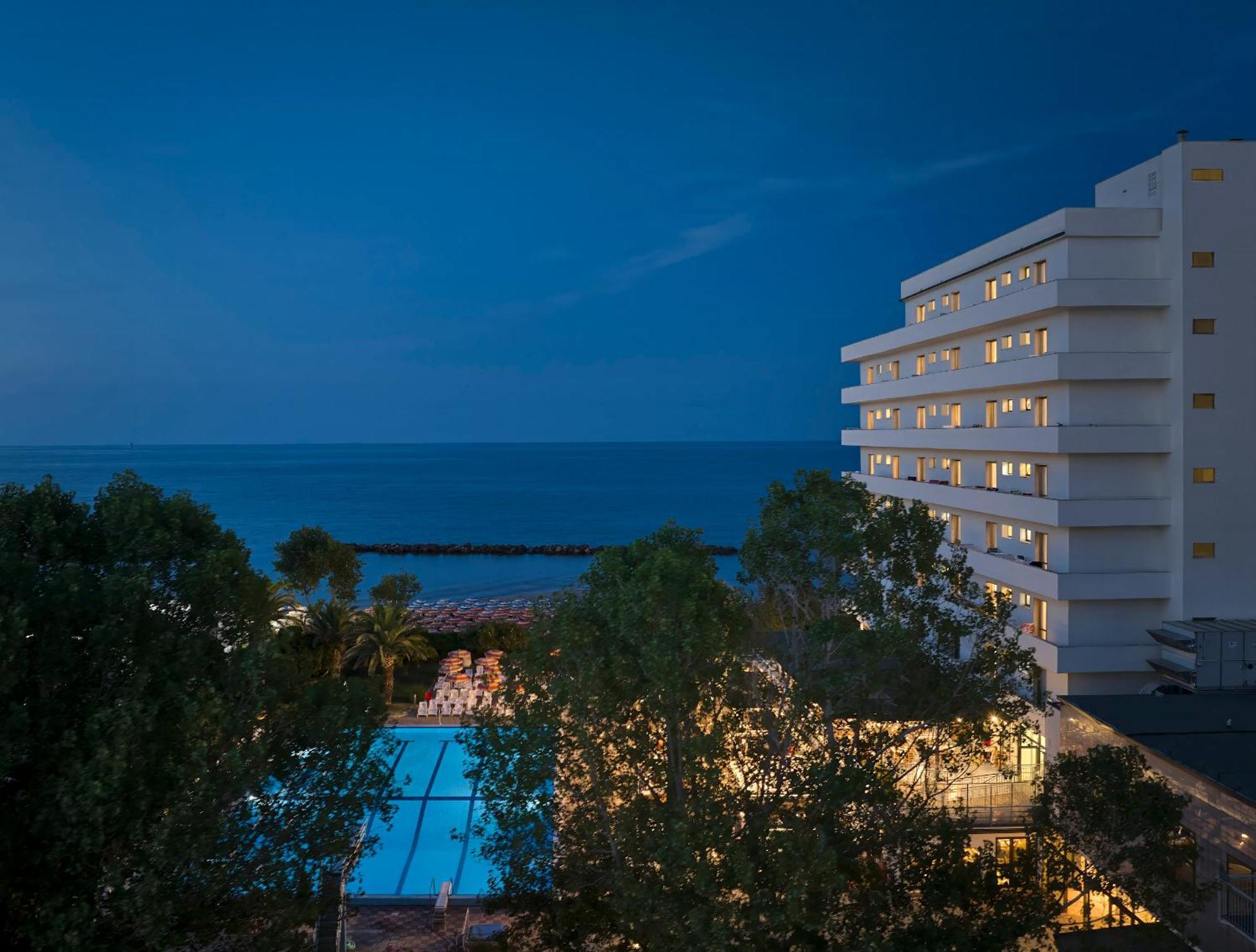 Serena Majestic Residence Montesilvano Marina Kültér fotó